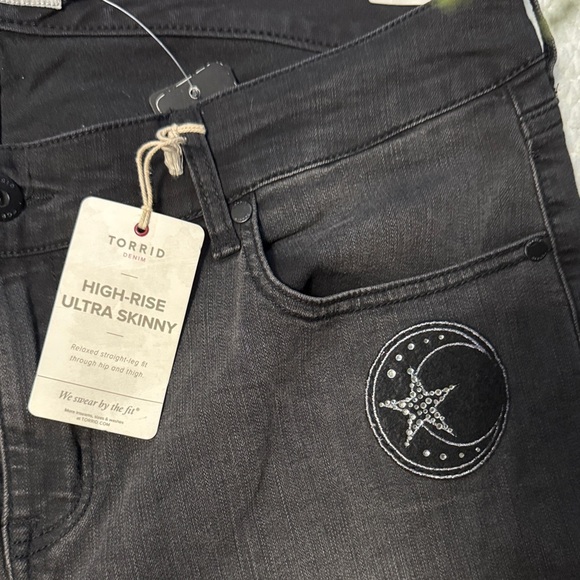 NWT Torrid Black High Rise Ultra Skinny Jeans with Embroidered Accents Size 20R - Picture 7 of 14